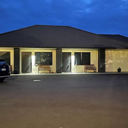 Kauri Court Motel Palmerston North Bagian luar foto