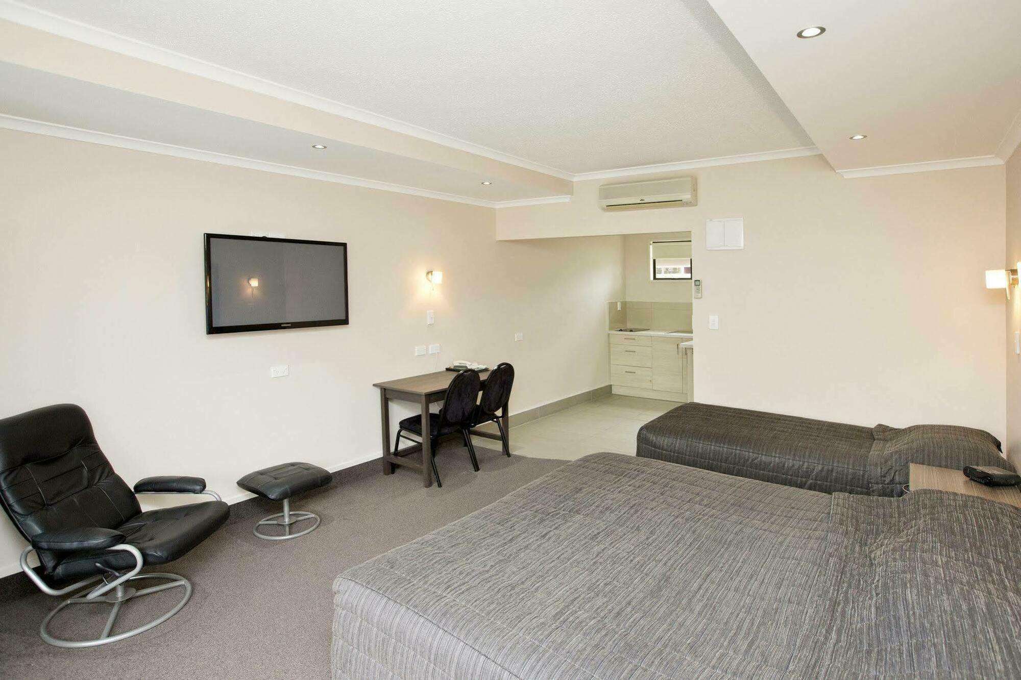 Kauri Court Motel Palmerston North Bagian luar foto